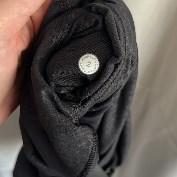 Lululemon Align Super High Rise Biker Short 10" Formulate Emboss Black Size 2 - Picture 5 of 5